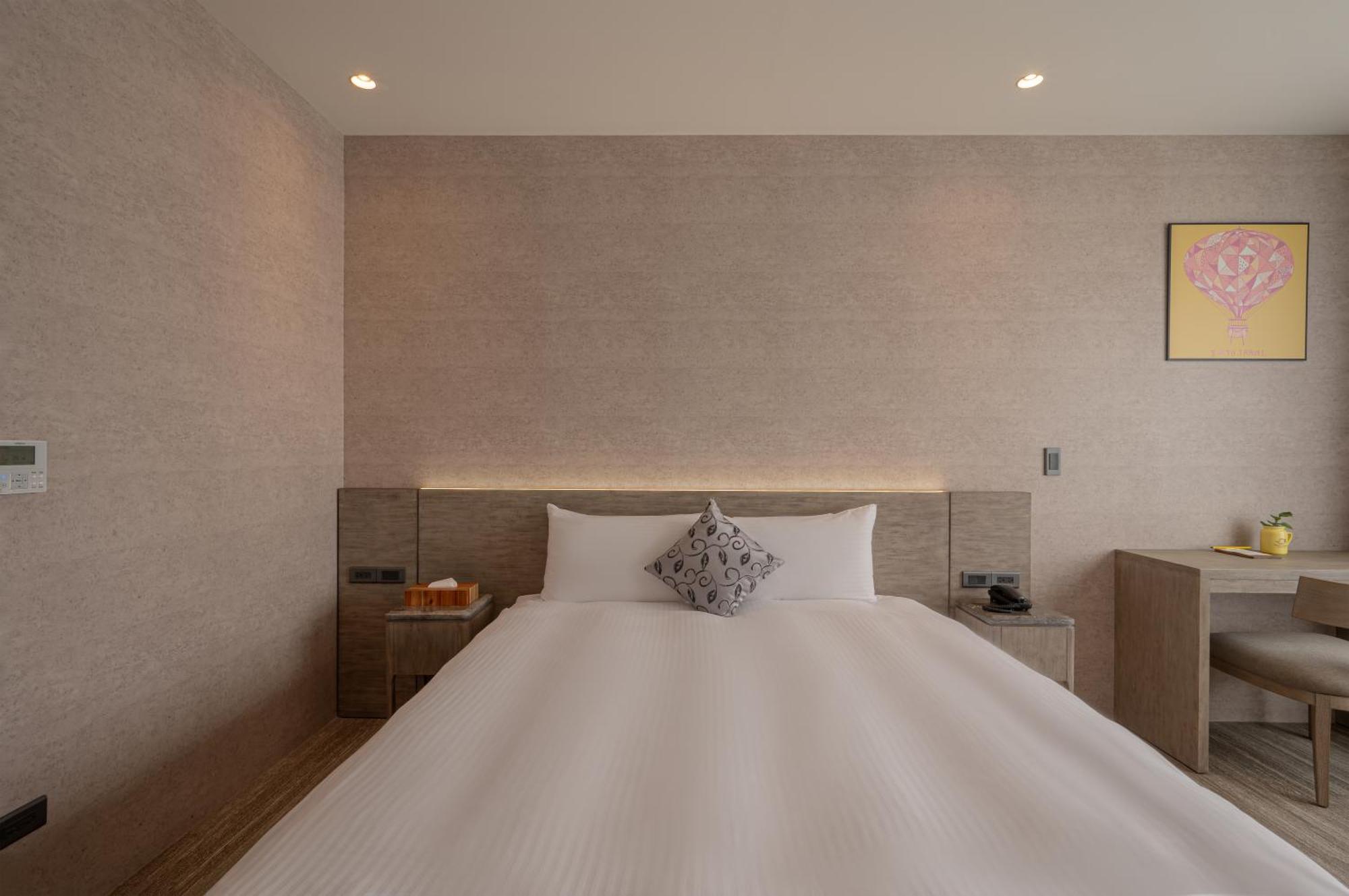In Joy Hotel Taichung Bagian luar foto