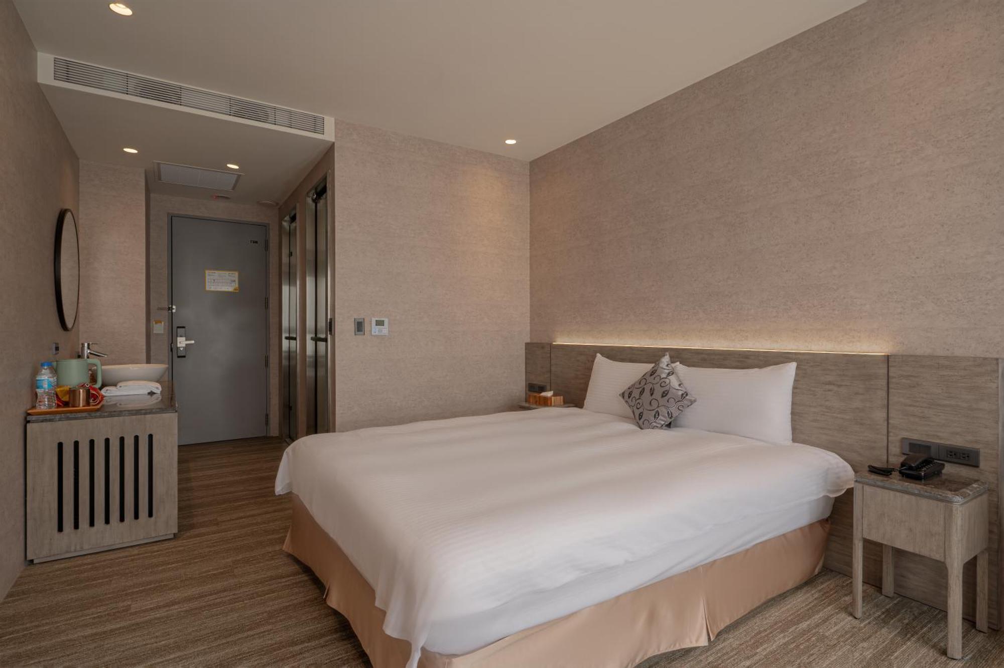 In Joy Hotel Taichung Bagian luar foto